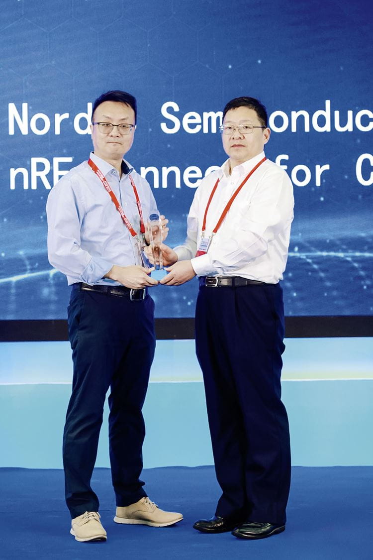 Damien Wong, Regional Sales Manager for South China, Nordic Semiconductor (left) receives the award from Chen Wenhai, General Manager, China Electronic Appliance Co., Ltd.