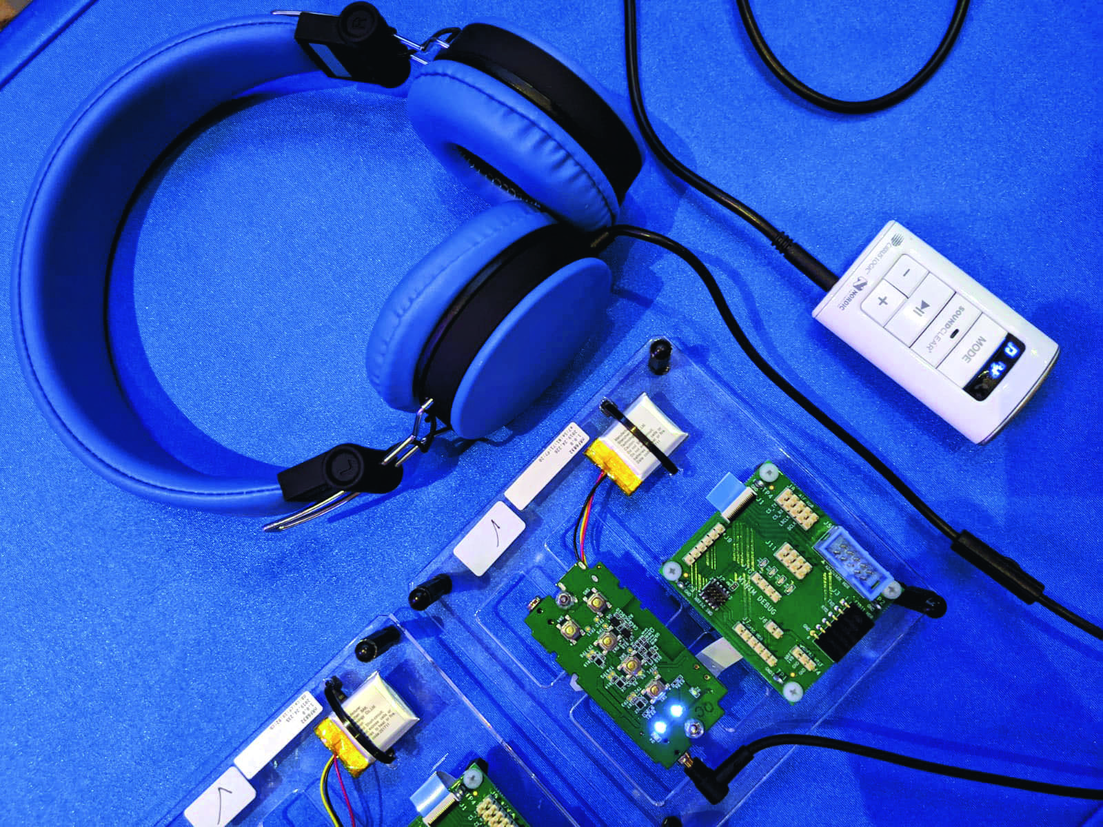 Feature_2_pic_1.jpg Headset